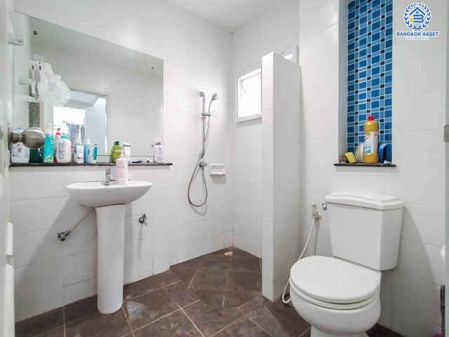 *****บ้านเดี่ยวมือสองย่านนนทบุรีฯ ม.เพอร์เฟคเพลส รัตนาธิเบศร์ หลังมุมจากแบนด์ Property Perfect เนื้อที่กว้างขวางมากถึง 64.10 ตร.ว.  ฟังก์ชัน 3 ห้องนอน 3 ห้องน้ำ ที่จอดรถ 2 คัน ฟรี! เครื่องปรับอากาศ 3 เครื่องพร้อมเข้าอยู่! บนทำเลใกล้รถไฟฟ้าสายสีม่วง "สถานีไทรม้า" และจุดขึ้นทางด่วน "งามวงศ์วาน"